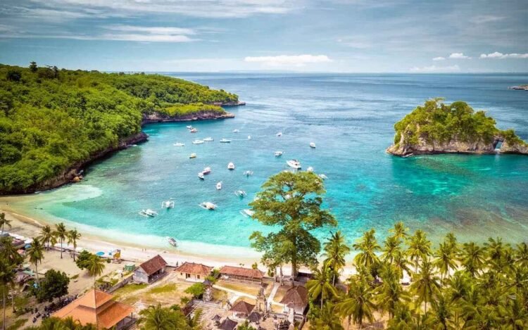 Pantai Crystal Bay Beach Nusa Penida Bali bersama Guide Nusa Penida Tour Bali