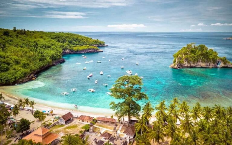 Pantai Crystal Bay Beach Nusa Penida Bali bersama Guide Nusa Penida Tour Bali