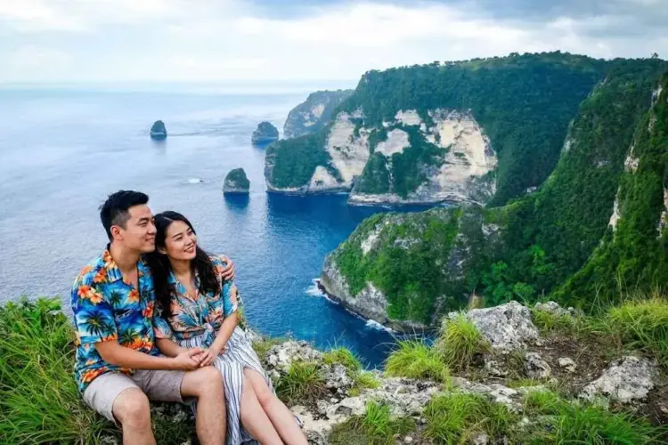 Enjoy breathtaking, panoramic ocean views at Saren Cliff Point, far away from the usual crowds.
