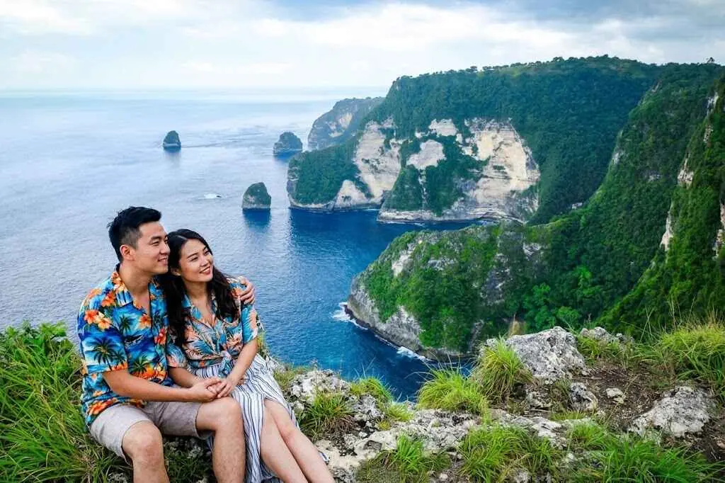 Dramatic ocean view and untouched natural beauty from Saren Cliff Point in Nusa Penida, Bali.