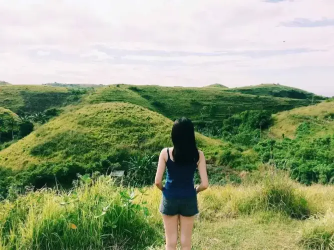 Lush green rolling hills at Bukit Teletubbies in Nusa Penida Travel itinerary